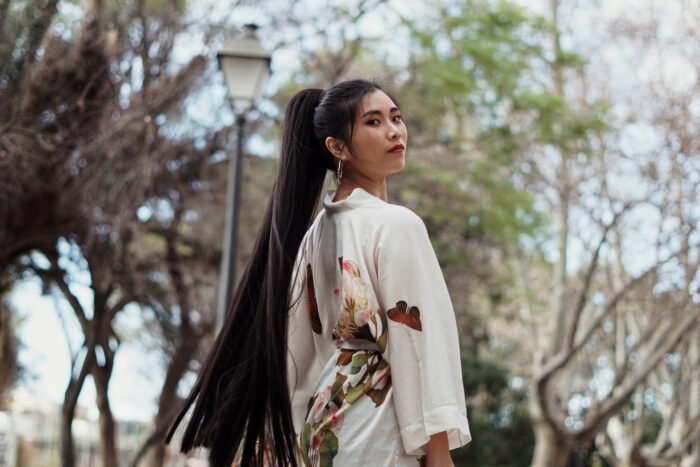 Comment enfiler un kimono long femme ?